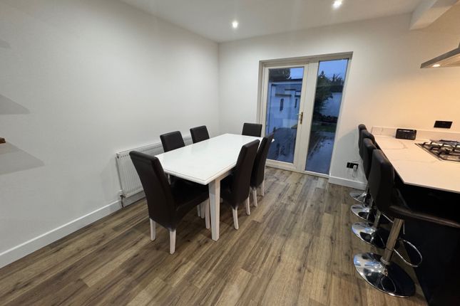 18, Stephen Close, Egham photo 3