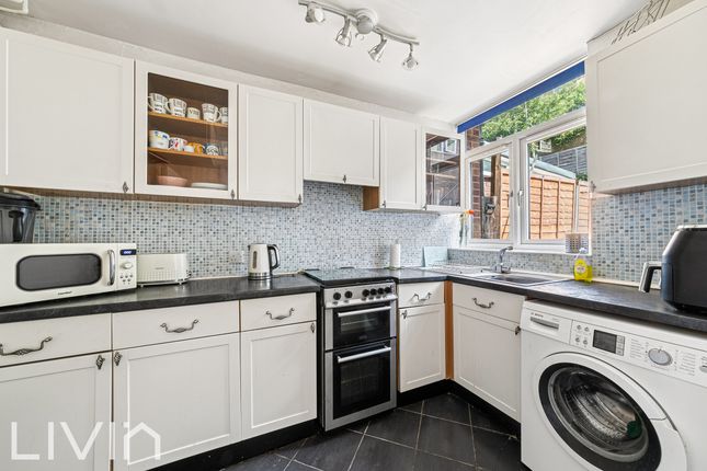 5 Lawdons Gardens, Croydon photo 4