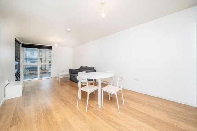 Flat 9, Malthouse Court, High Street, Brentford photo 2