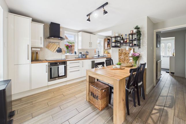 7 Broom Close, Nottingham photo 3
