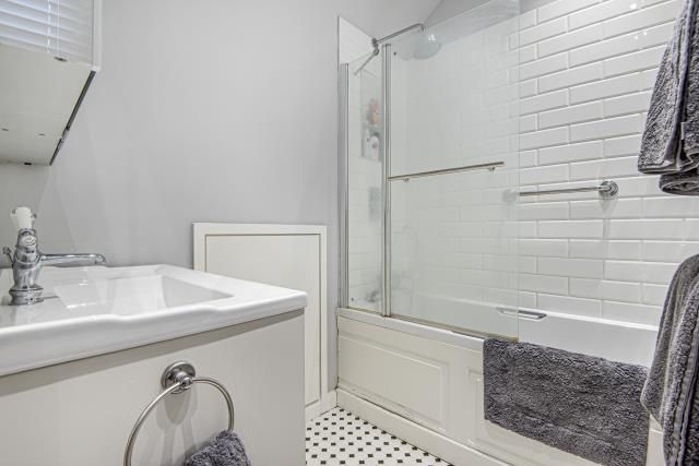 Flat 2, 4, Linden Gardens, London photo 4