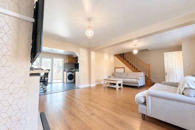 20, Boulters Close, Slough photo 3