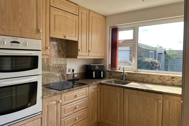 2, St.Oswalds Drive, Finningley photo 3