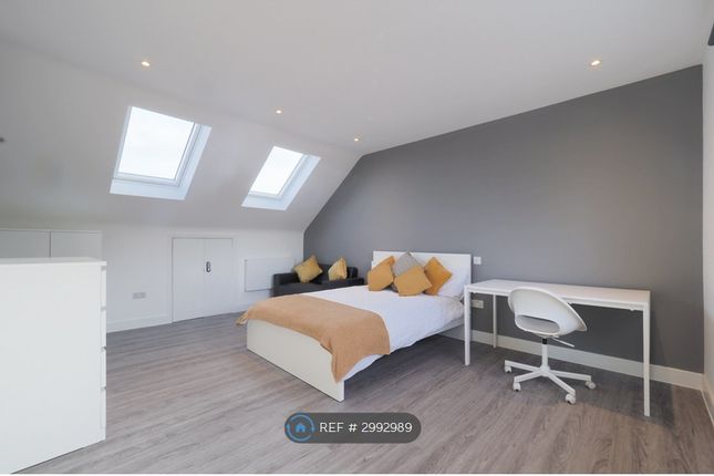 Room, Cardinal Avenue, Borehamwood photo 3
