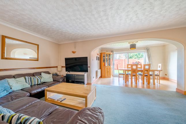 7, Copper Beech Close, Windsor photo 3