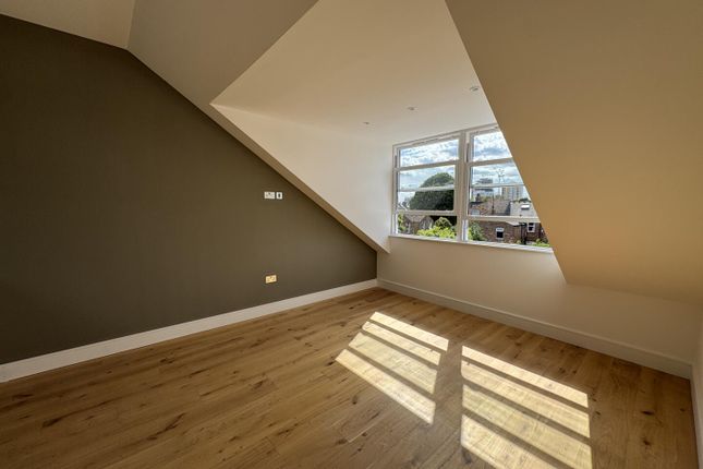 Flat H, 6, Cumberland Park, London photo 3