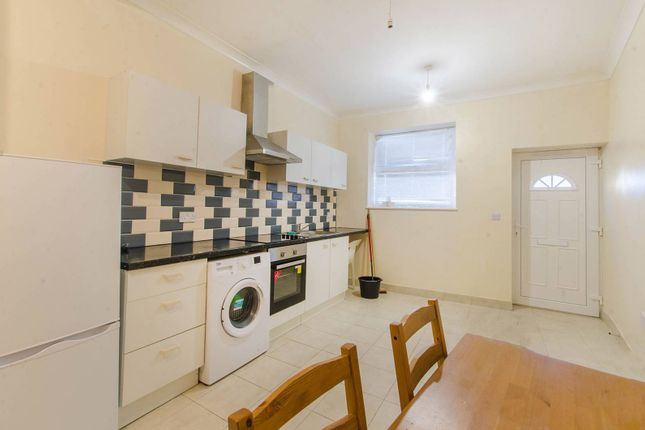 Flat to rent in Ivanhoe Road, Denmark Hill, London