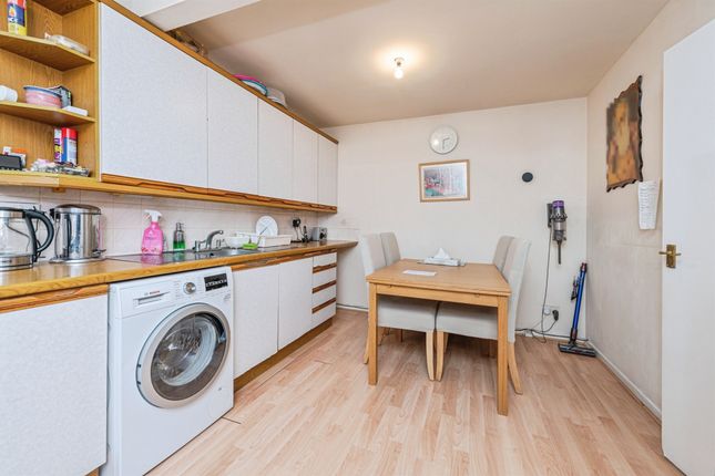 124, Kirkstone Avenue, Huddersfield photo 4