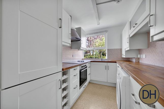 27, Mayflower Court, Ongar photo 2