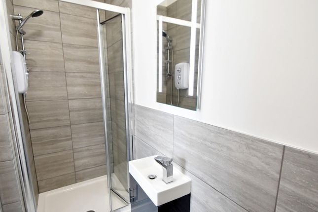 Room 1, 15, Milner Avenue, Seedfield photo 5