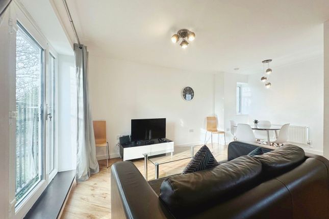 14, Thornhill Court, Langley photo 4