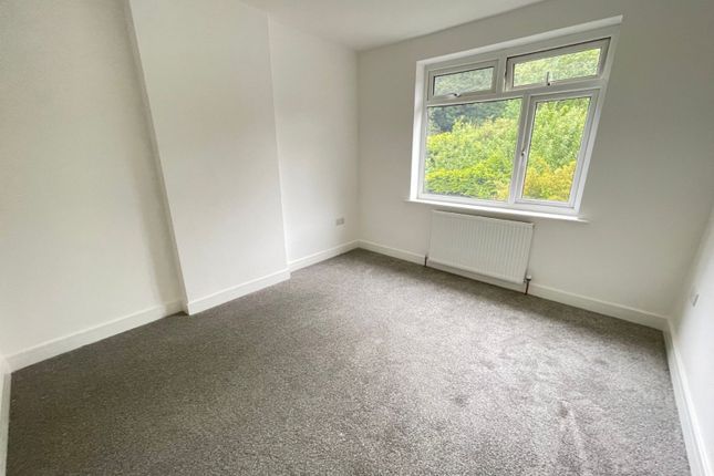 49, Hollin Park Mount, Leeds photo 3