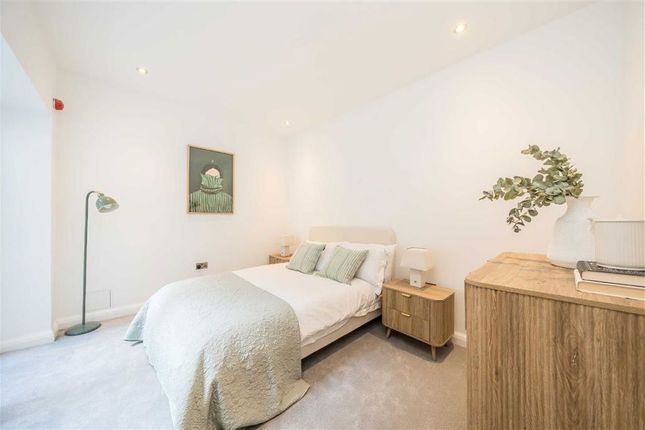 Flat 12, 24, Welmar Mews, London photo 4
