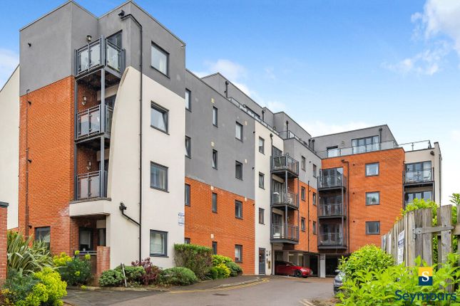 Thumbnail Flat for sale in Guildford, Surrey