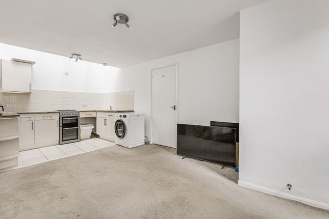 Thumbnail Flat to rent in Seagrave Road, Earls Court