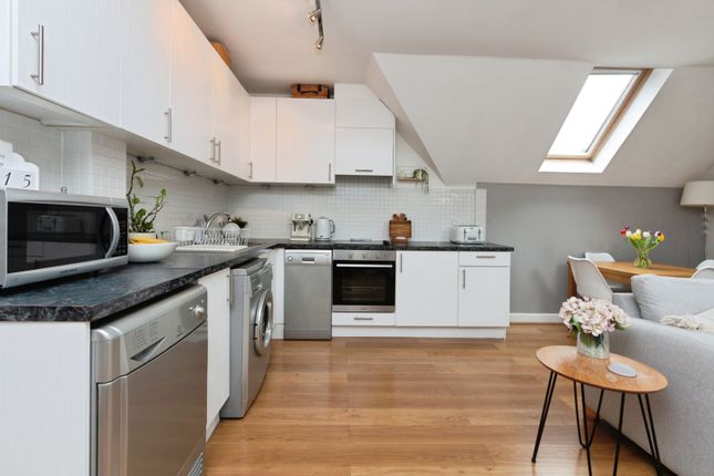 Apartment 98, Dorchester Court, 283, London Road, Surrey photo 4