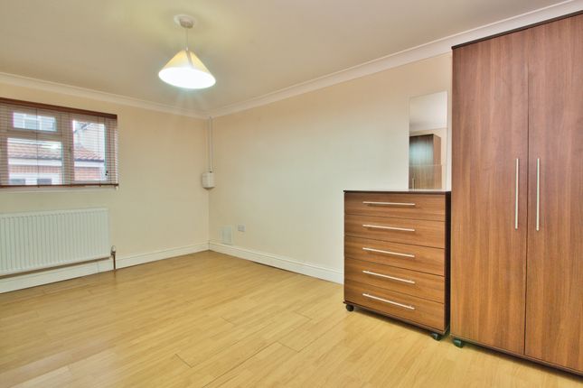 Room to rent in Rosemary Avenue, Hounslow
