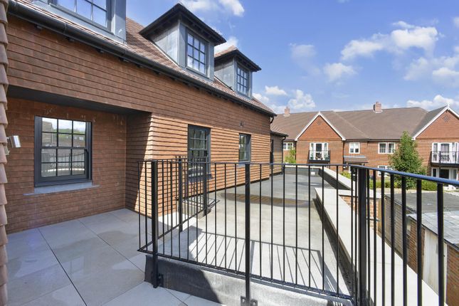 1-bed flat on Flat 4, 99 High Street, Cranleigh, £1,350/mo