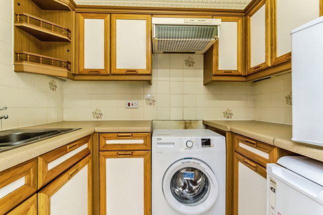 Flat 23, Valley Court,, Beechwood Gardens, Surrey photo 3