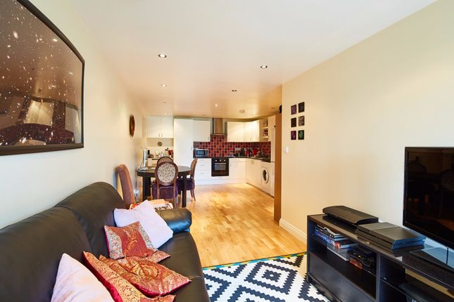 Thumbnail Flat to rent in Lombard Road, London