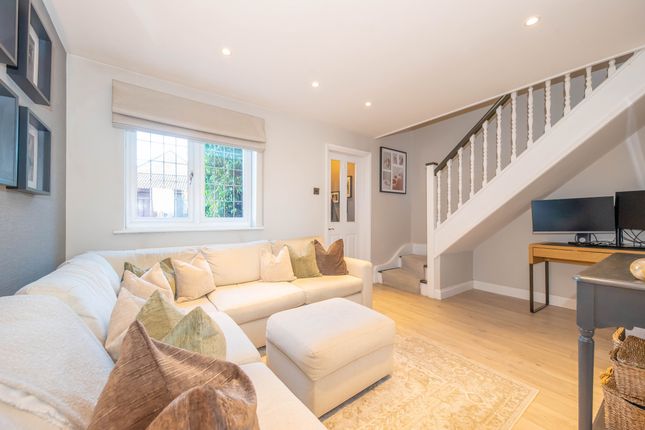 7 Rokes Place, Yateley photo 2