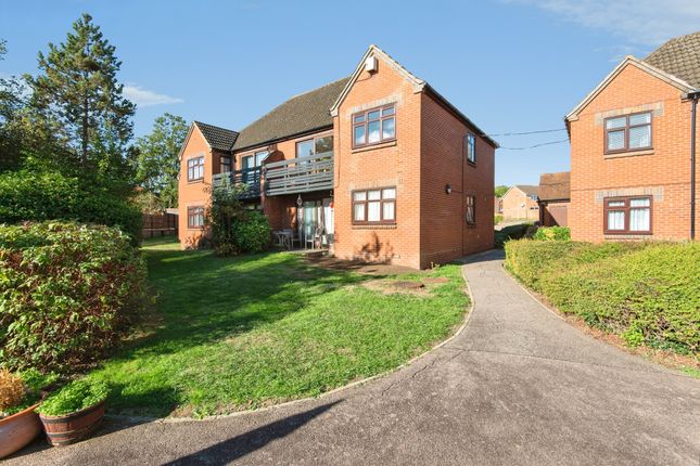 4, The Lawns, Stevenage photo 2