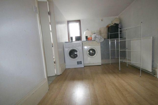 Shared accommodation to rent in Elderfield Road, London