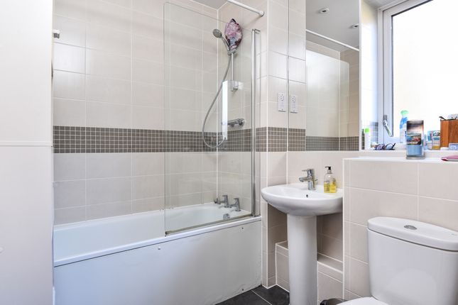 3 Welland House, 34E, Old Devonshire Road, London photo 4