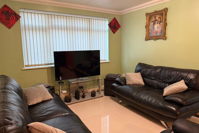 29 Silverlocke Road, Grays photo 2