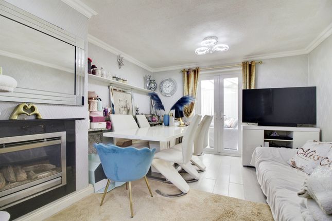 6, Picketts, Welwyn Garden City photo 2