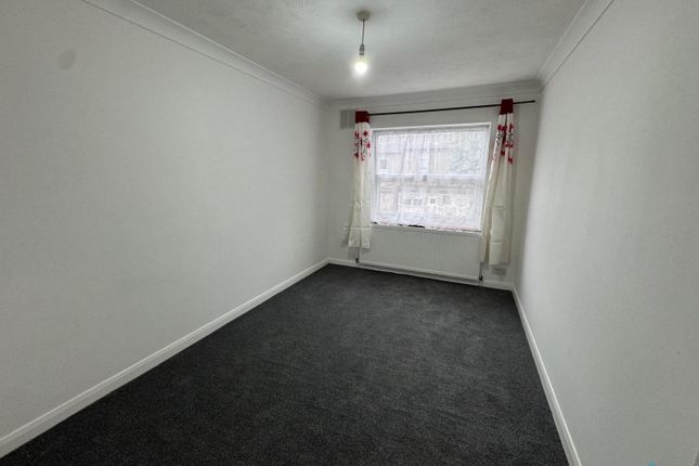 74C Argyle Road, Ilford photo 4