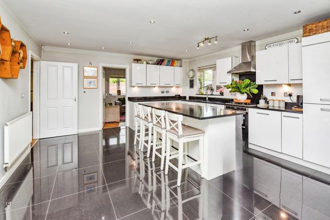 7, Lopes Close, Melksham photo 4