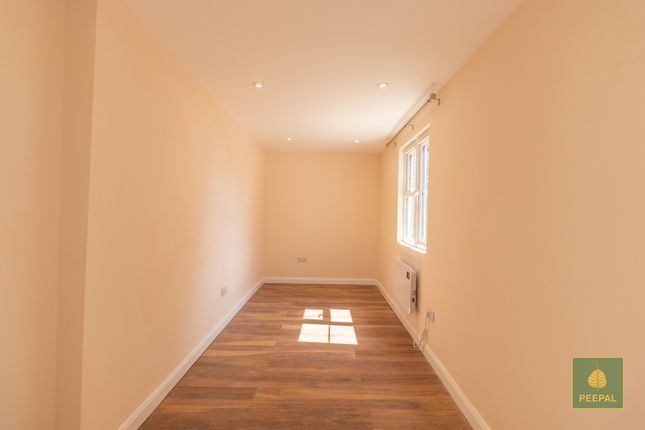 8, Longfield Close, Farnborough photo 4