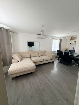 22 Starling Crescent, Slough photo 4