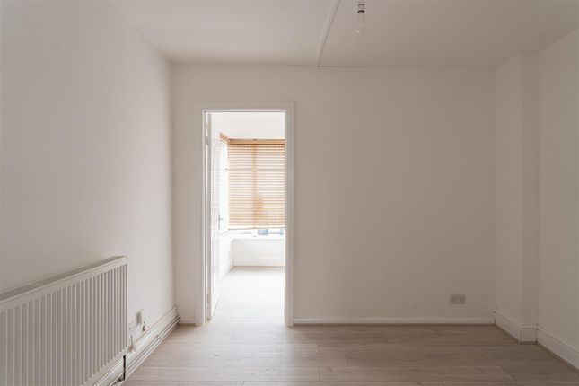 Flat 8, 149, The Firs, Brighton Road, Redhill photo 2