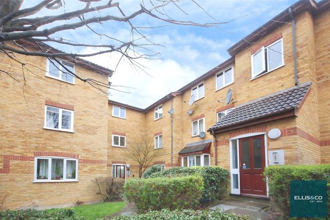 Greenway Close, Friern Barnet photo 3