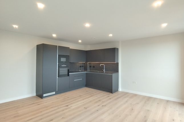 Flat 250, Sarsen House, Middle Road, LONDON photo 2