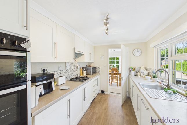 135, Fangrove Park, Lyne photo 2