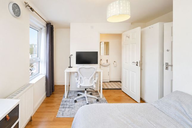 Flat 3, 6 Gruneisen Road, London photo 4