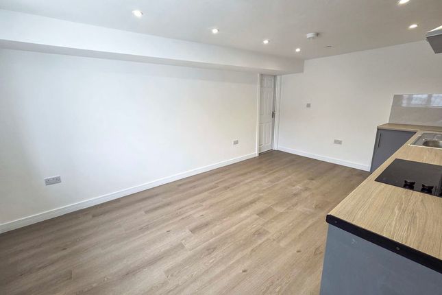 Flat C, 32, Cardiff Road, Caerphilly photo 3