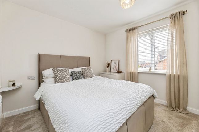 12, Woodside Court, LEEDS photo 4