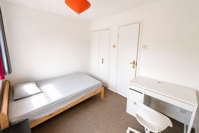 69 Longbridge Way, London photo 5