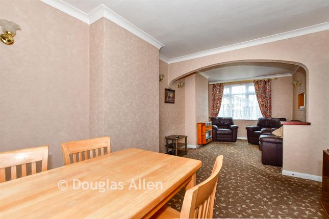 257, Upminster Road South, Rainham photo 4