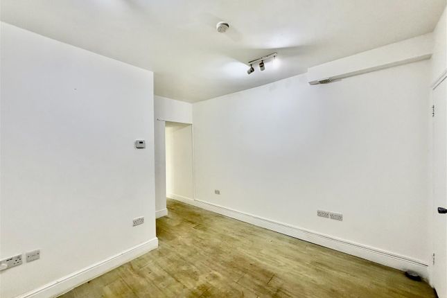 54, Myrtle Road, Hounslow photo 4