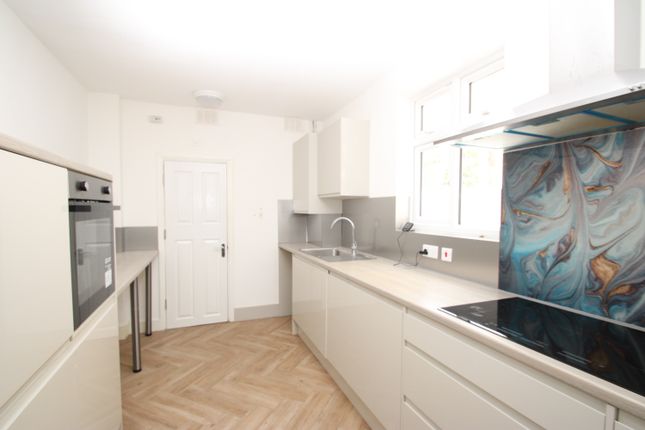 38, Croydon photo 5