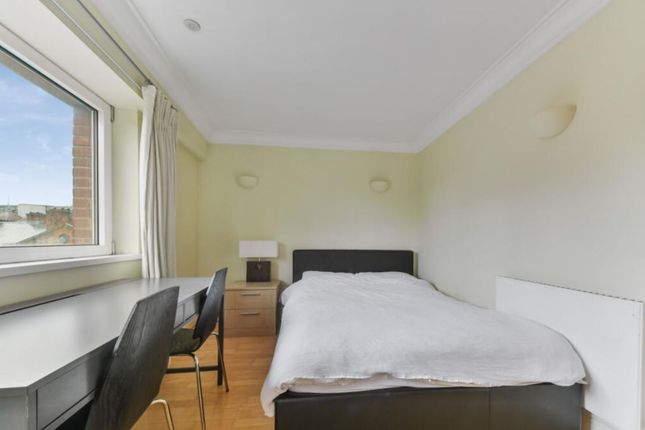Flat to rent in Crown Court, London