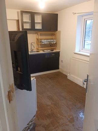 Eton Avenue, Hounslow photo 3