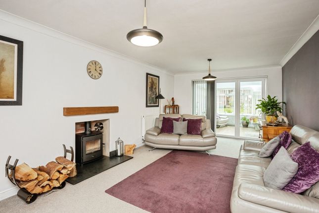 16, Grassholme Drive, Leicestershire photo 2