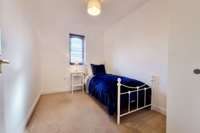 Flat for sale in Dunlop Close, Dartford, Kent