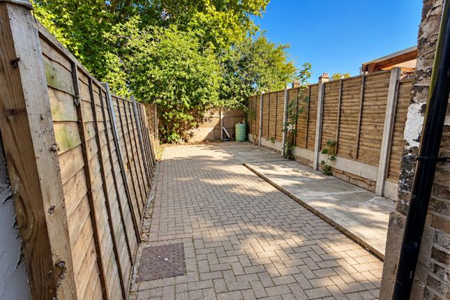 77, Sutherland Road, London photo 2